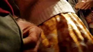 ಬುಸ್ಟಿ ಹೊಂಬಣ್ಣದ ಸ್ಯಾಡಿ ಸ್ವೀಡನ್ ನೆಲದ ಮೇಲೆ ಕೋಳಿಯ ಮೇಲೆ ಸವಾರಿ ಮಾಡುತ್ತಾಳೆ