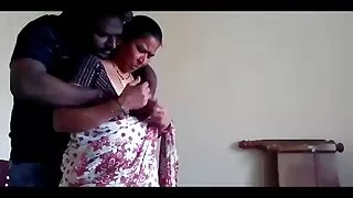 ರುಚಿಕರವಾದ ಜಪಾನೀ ಮೋಹನಾಂಗಿ ತನ್ನ ಕಂಟ್ ಅನ್ನು ಕ್ಲೋಸ್ ಅಪ್ ದೃಶ್ಯದಲ್ಲಿ ವಿಸ್ತರಿಸುತ್ತಾಳೆ